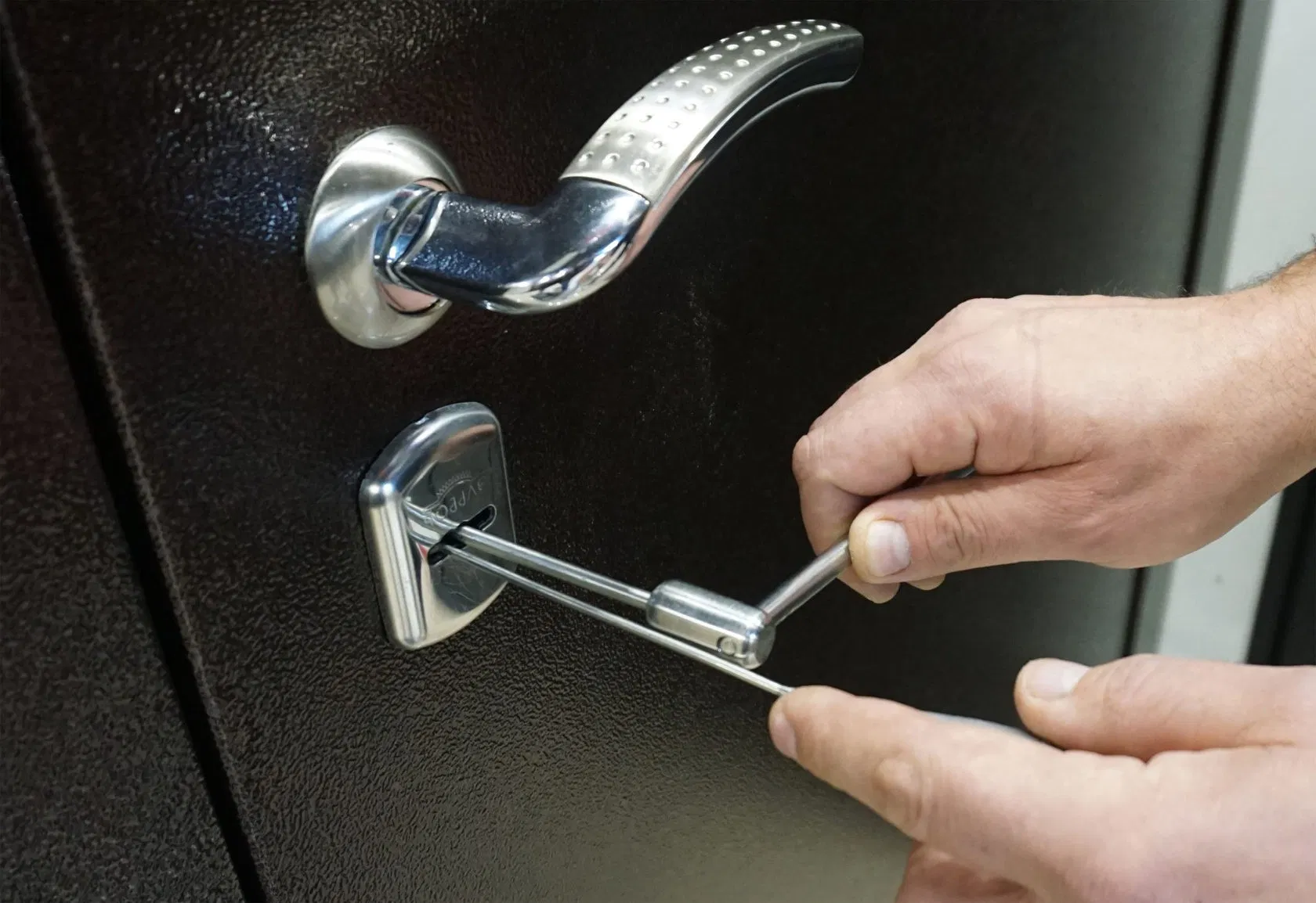 Аварийное вскрытие замков при укладке плитки: как сохранить отделку - 4