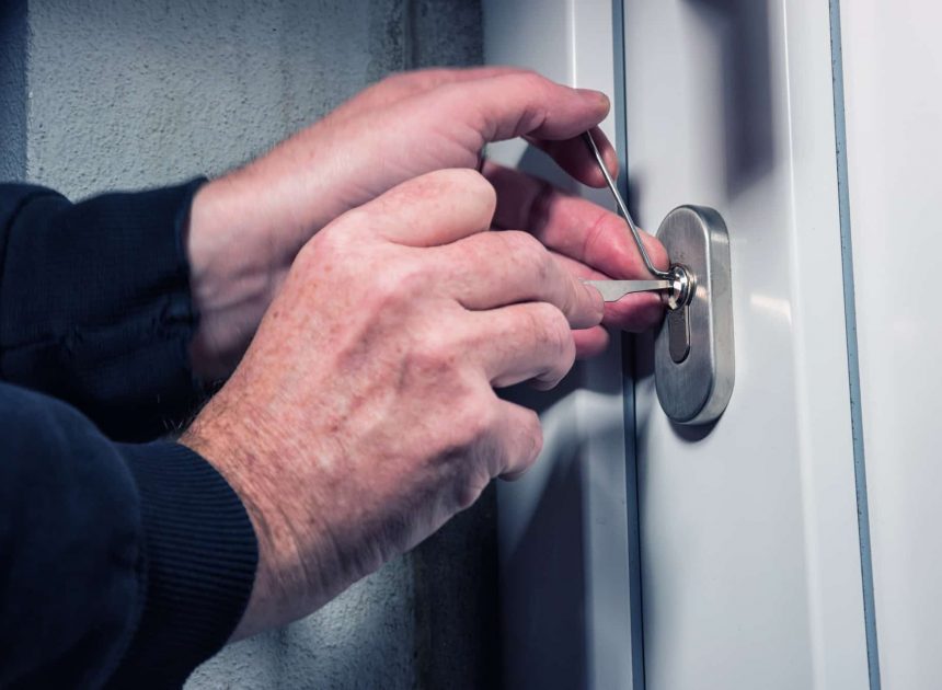 Аварийное вскрытие замков при укладке плитки: как сохранить отделку